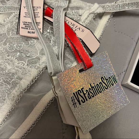 Victoria’s Secret Fashion Show set plus limited edition necklace with charm. NWT - Picture 13 of 16